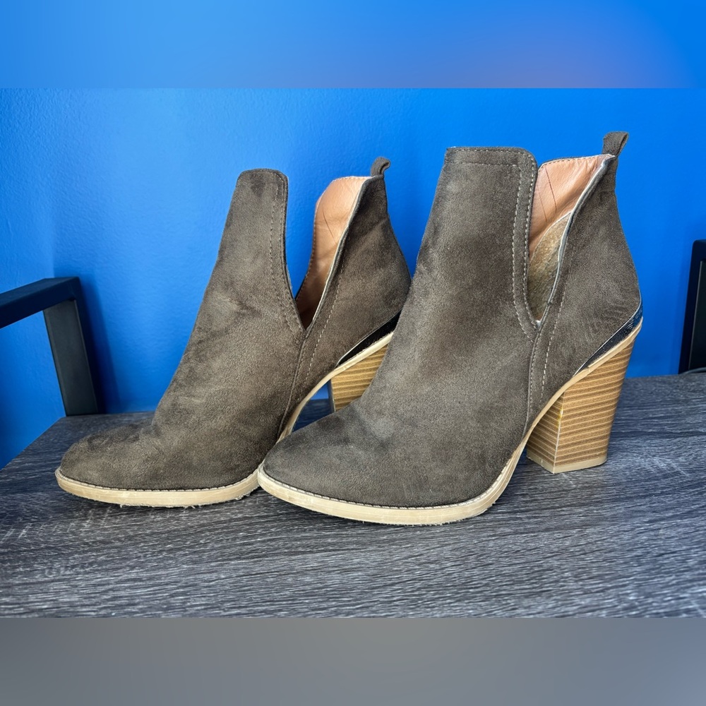 {Charlotte Russe} Deep V ankle boots brown silver detail 713622 women's size 8.5